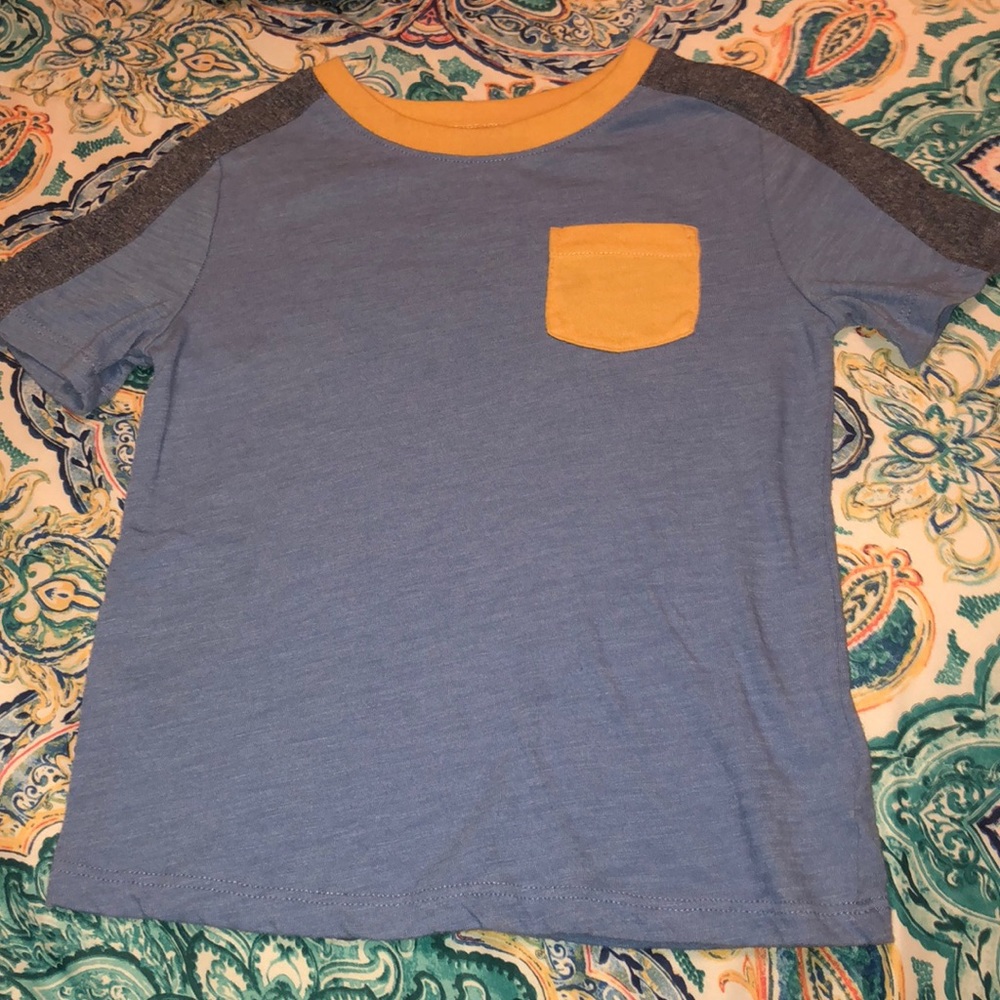 Old navy T-shirt size 4T